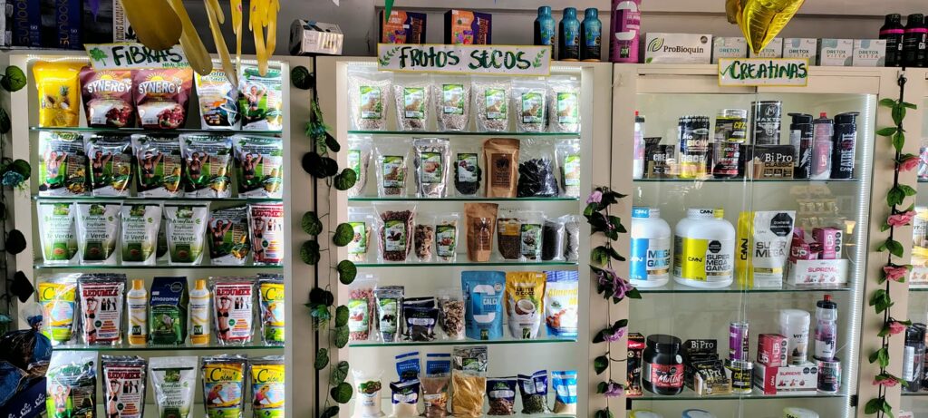 Vitrinas de fibras y frutos secos en Tienda Naturista Ambrosia Pereira